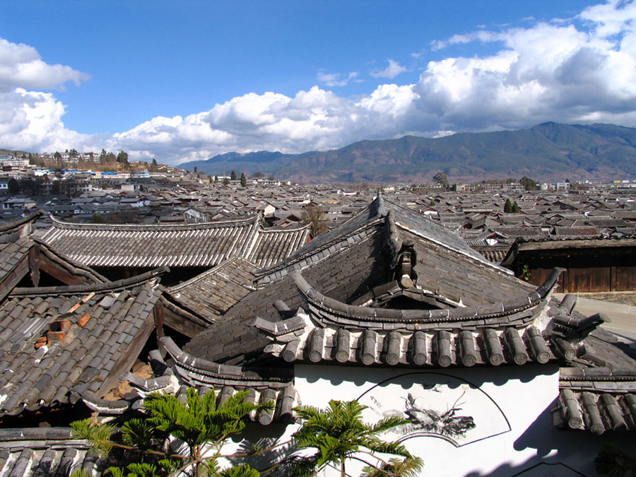 De beroemde daken van UNESCO stad Lijiang in de provincie Yunnan in China.