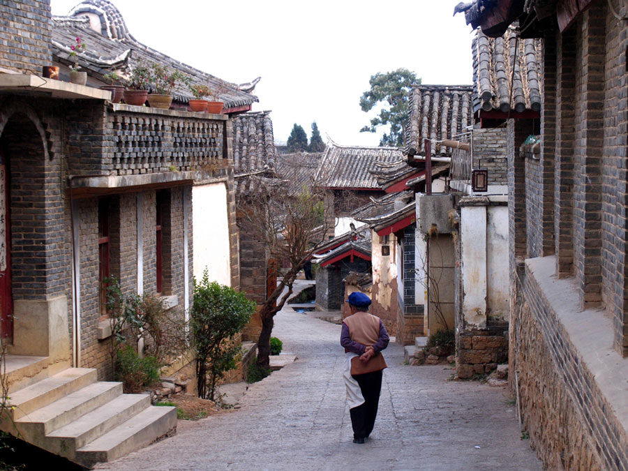 Gelukkig, er zijn ook rustige straten in Lijiang in de provincie Yunnan in China.