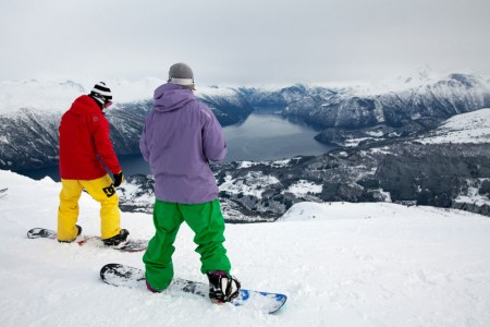 Wintersport in het skigebied Stranda tussen de Noorse fjorden.