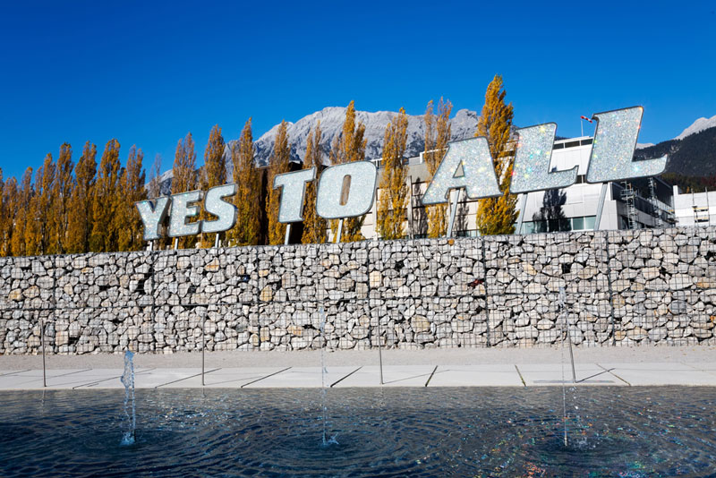 Kunstwerk Yes to All van Sylvie Fleury in Kristallwelten van Swarovski in Wattens, vlakbij Innsbruck, Oostenrijk