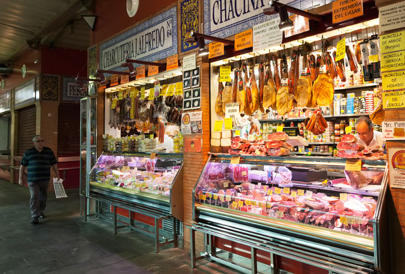 De Mercado de Triana, de markt bij de brug in Sevilla