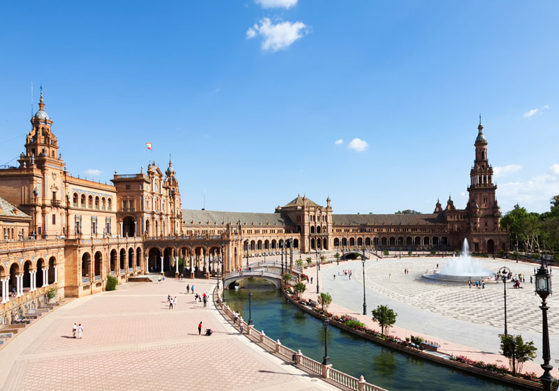 What to see in Seville: the impressive Plaza de España