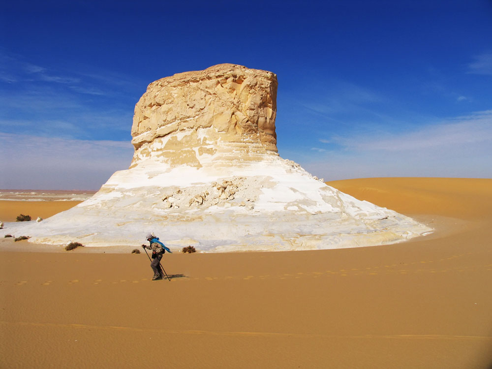 Wandelen in de woestijn, de Western Desert in Egypte