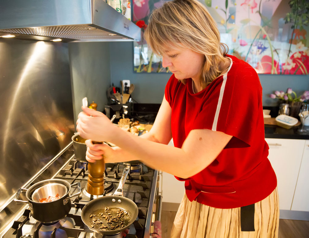 Eetbare insecten Petra Hart serving treasures of nature krekels sprinkhanen eten eetbaar Amsterdam Nederland