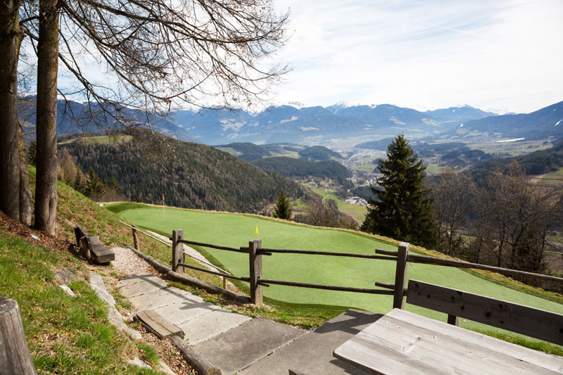 De spectaculaire golfbaan van San Lorenzo Mountain lodge in Sud Tirol, Italie