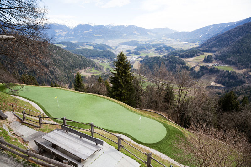De spectaculaire golfbaan van San Lorenzo Mountain lodge in Sud Tirol, Italie