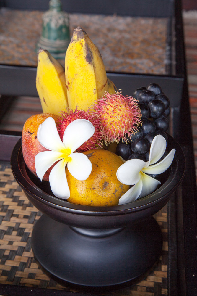 Een smaakvol welkom in The Damai, een resort in het noorden van Bali. vers fruit, Indonesie