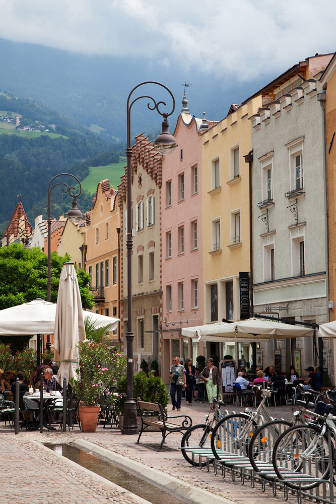 Fietsen in Zuid-Tirol, Italie: pastelkleurige huizen in Brixen