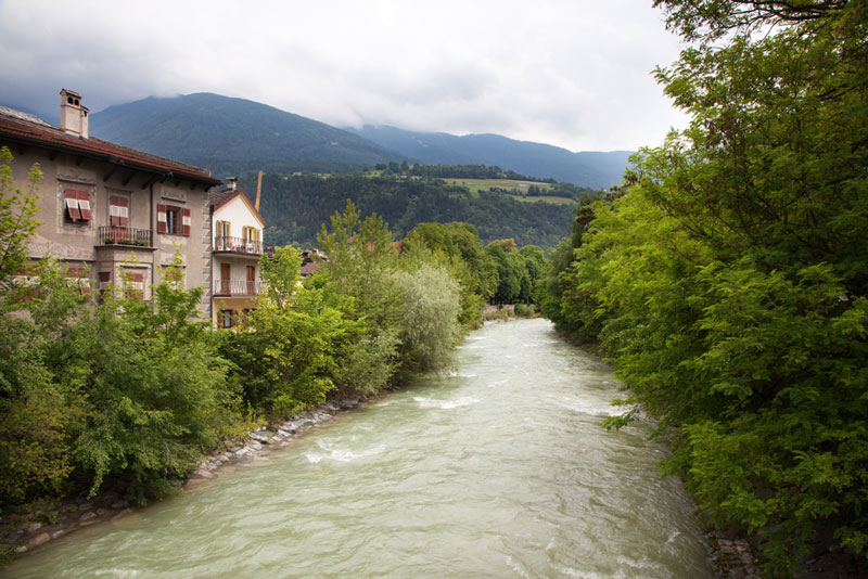 Fietsen in Zuid-Tirol, Italie: langs de rivier in Brixen