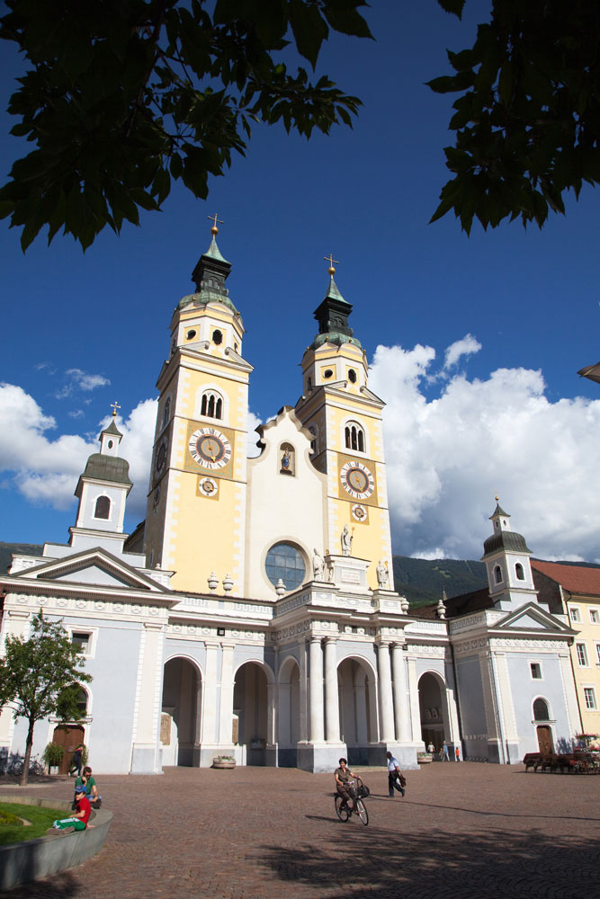 Fietsen in Zuid-Tirol, Italie: pastelkleurige kerk in Brixen