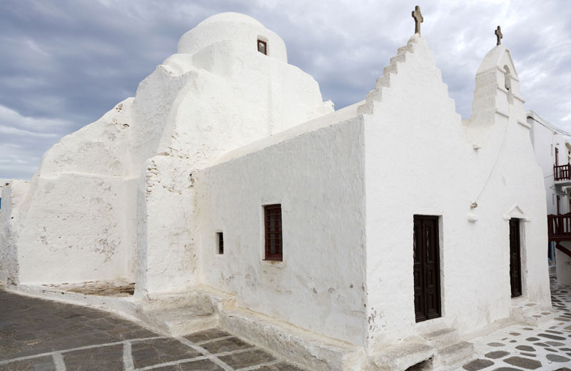 De poedersuiker-witte kerk Panagia Paraportiani op Mykonos