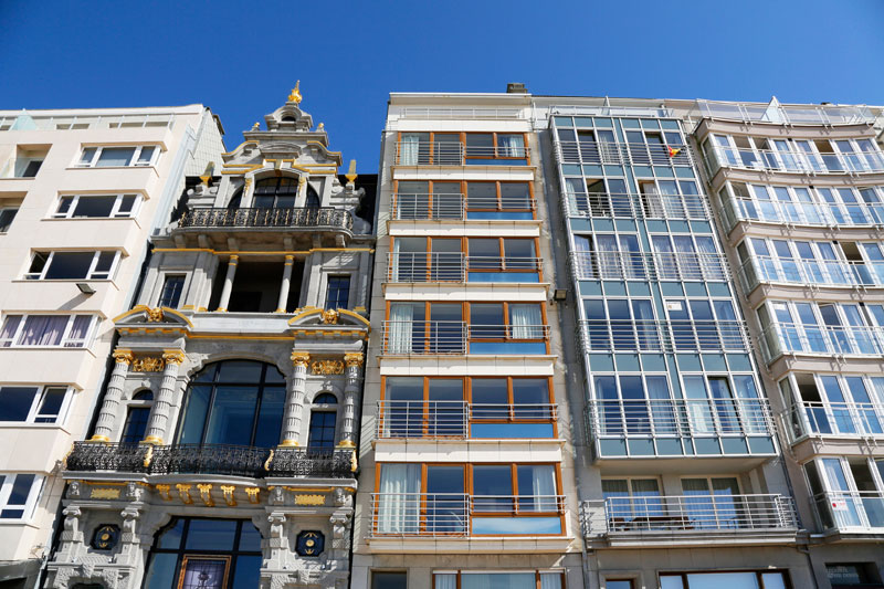 Oostende: oud en nieuw langs de boulevard, Belgie, architectuur