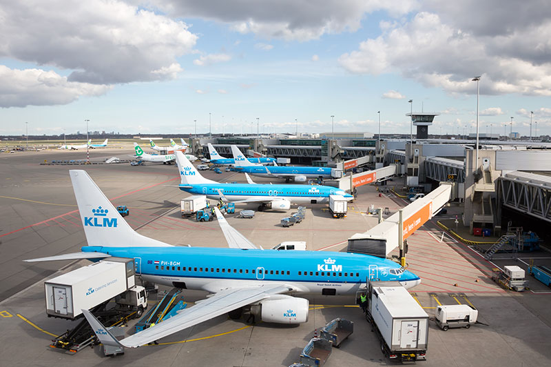 KLM vliegtuigen bij de gate op vliegveld Schiphol, Amsterdam, Nederland