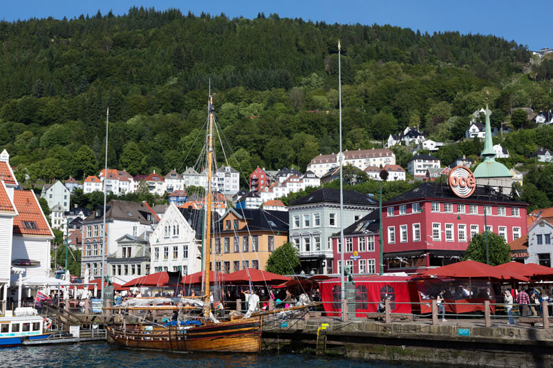 Bergen, Noorwegen: waar je ook kijkt, je ziet gekleurde huizen.