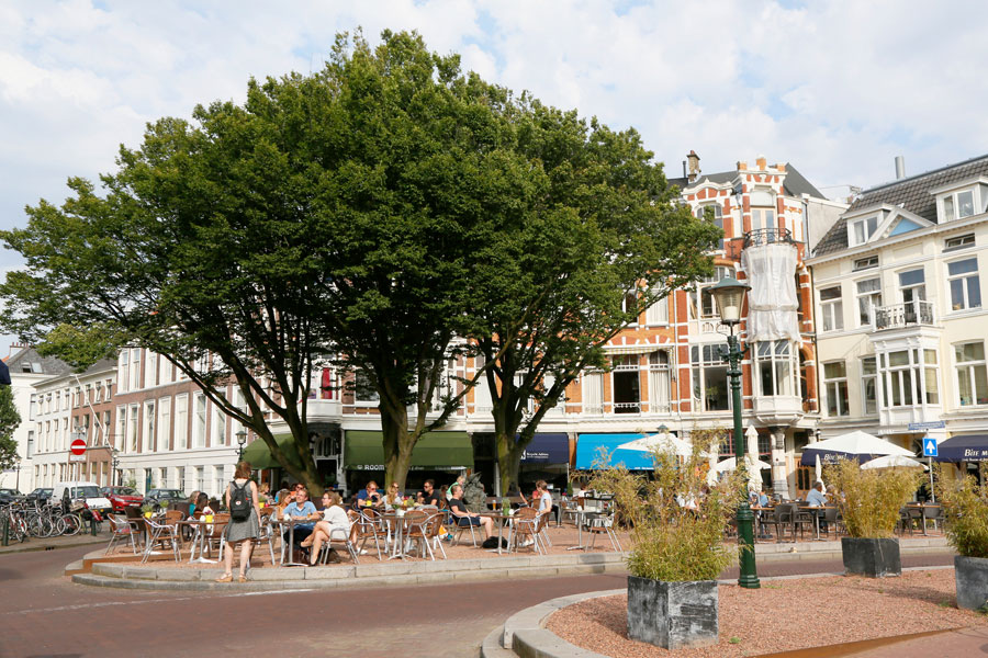 Stedentrip Den Haag: het terras van Room op het Anna Paulownaplein