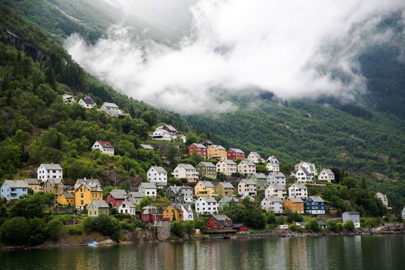 Kleurrijke huizen in de fjorden, Noorwegen