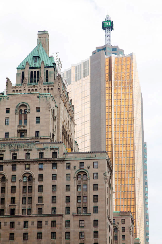 Het Fairmont hotel met in de achtergrond het gouden bankgebouw in Toronto, Canada.