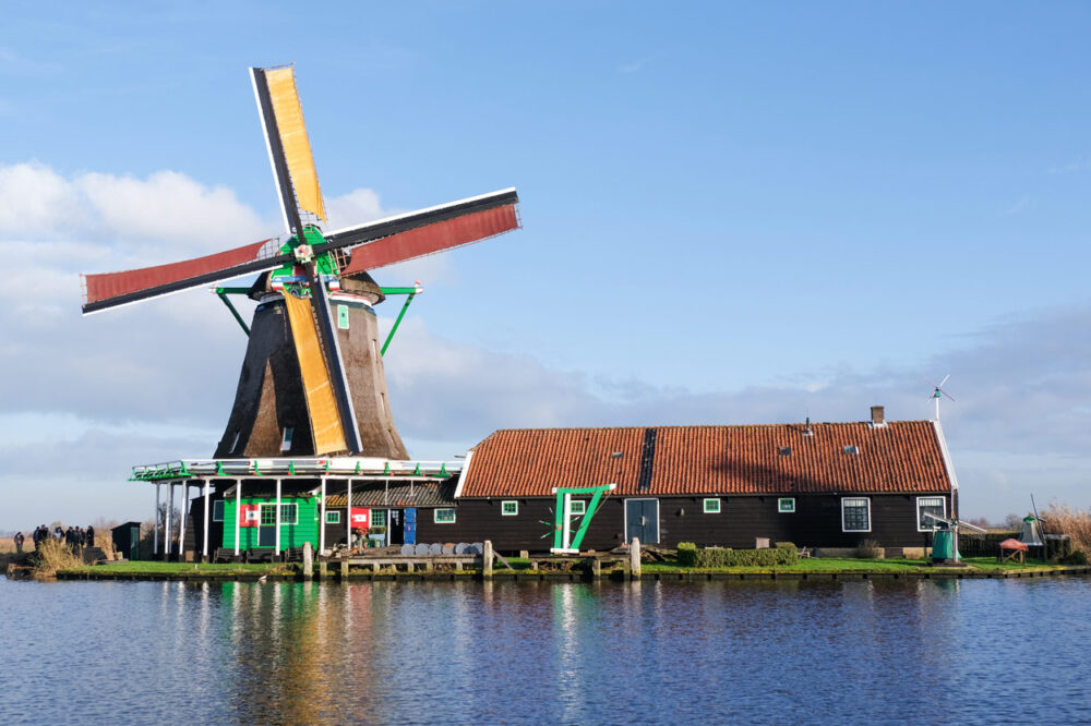 De Kat is de enige werkende overgebleven windverfmolen ter wereld. Zaandam, de molens van de Zaanse Schans, toeristische bestemming in Zaanstad