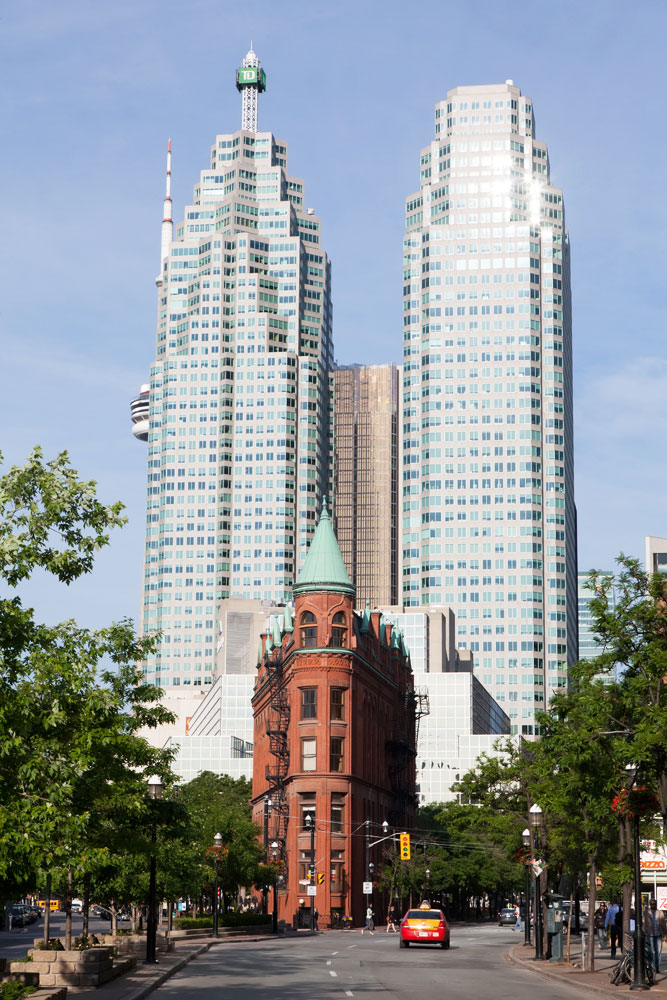 Het Flatiron building houdt stoer stad tussen de wolkenkrabbers, Toronto, Canada.
