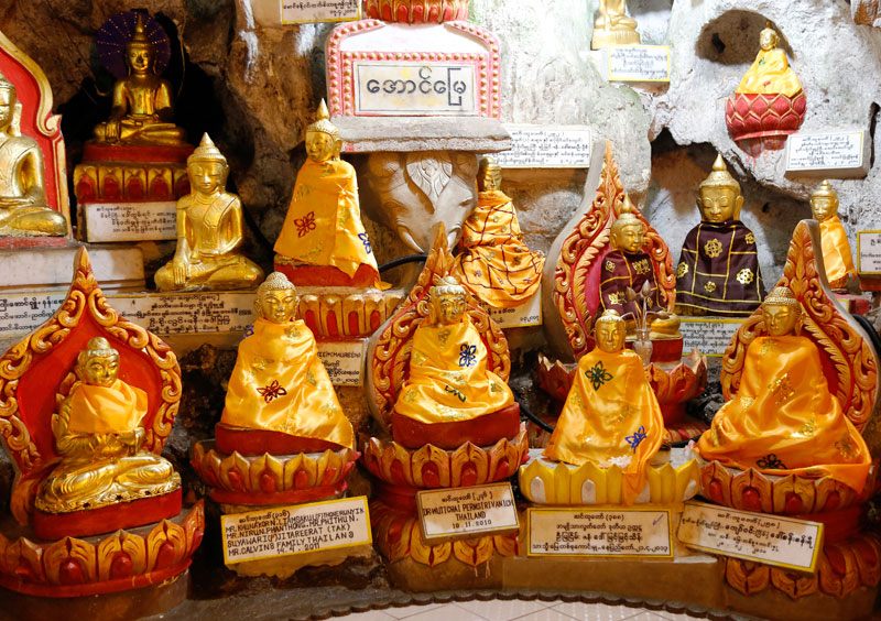 De Gouden Grot pagode met duizenden boeddha's in Myanmar. 