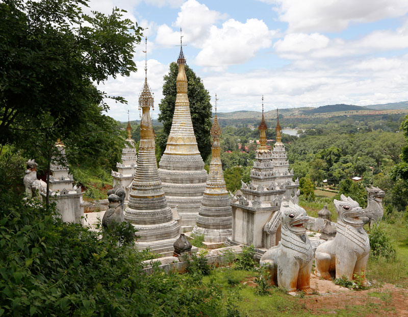 Uitzicht vanuit de ingang van de Gouden Grot pagode met duizenden boeddha's in Myanmar. 