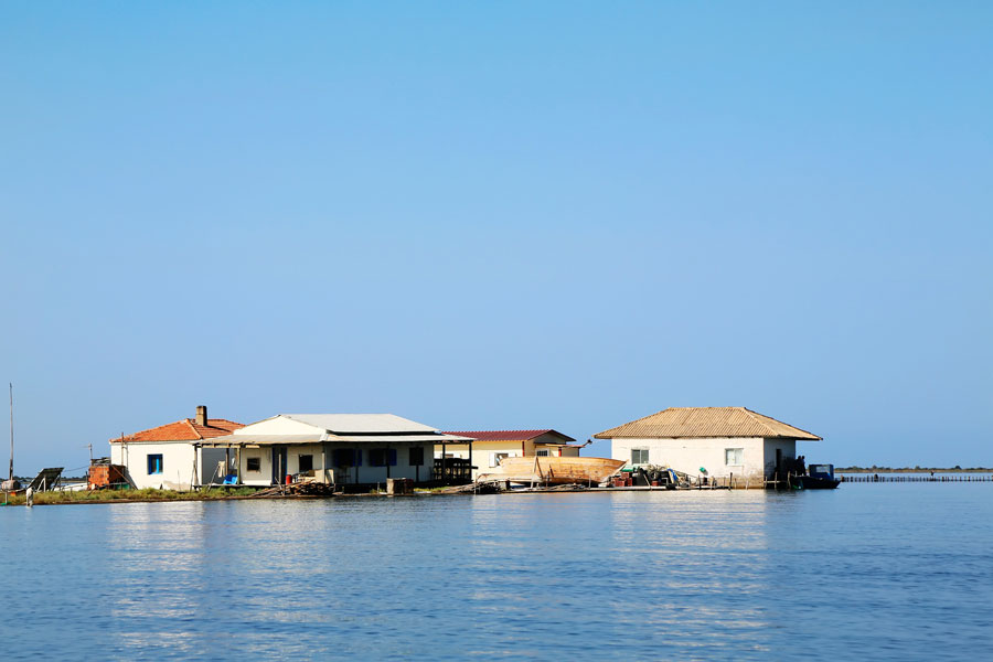 Enkele vissershuizen in de Mesolonghi lagune in Griekenland.