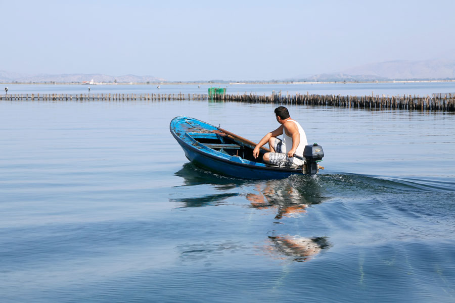 Een visser in de Mesolonghi lagune in Griekenland.