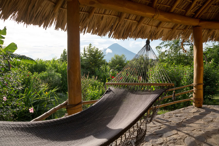 Isla de Ometepe, Nicaragua: het ideale kantoor, mijn prive-terras met hangmat bij hotel Totoco Eco-lodge