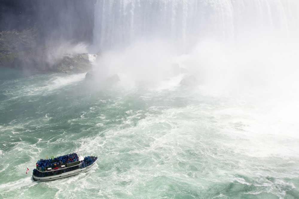 De Maid of the Mist bij de Niagara watervallen in Canada. 