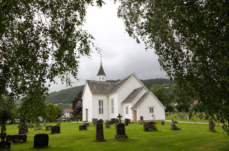 De sobere kerk in Ulvik, althans de buitenkant.