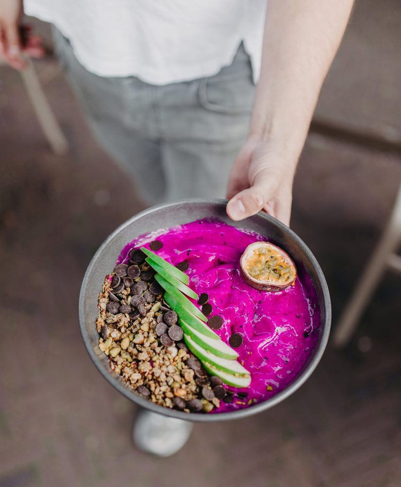 een 100% organische (vegan) lunchbowl met roze pittaya, amandelmelk, banaan, esdoornsiroop bij Bierbarry & Kitchen