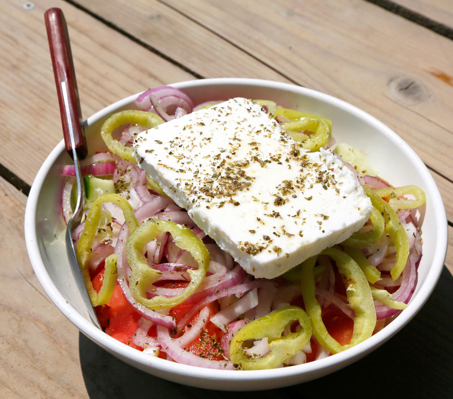 Altijd goed, een Griekse salade met lekker veel feta