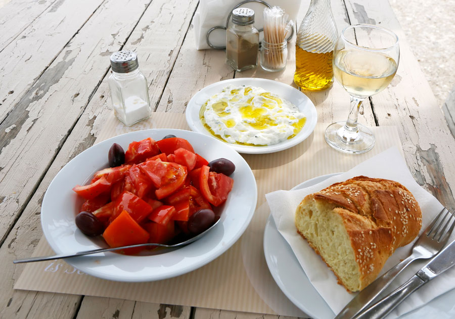 Tomatensalade en tzatziki, brood erbij en je hebt de perfecte lunch