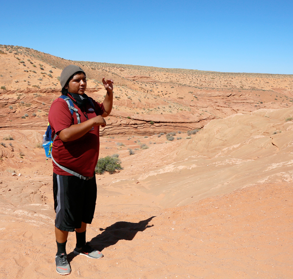 Navajo-gids Cedrick geeft uitleg over de instellingen van de fotocamera.