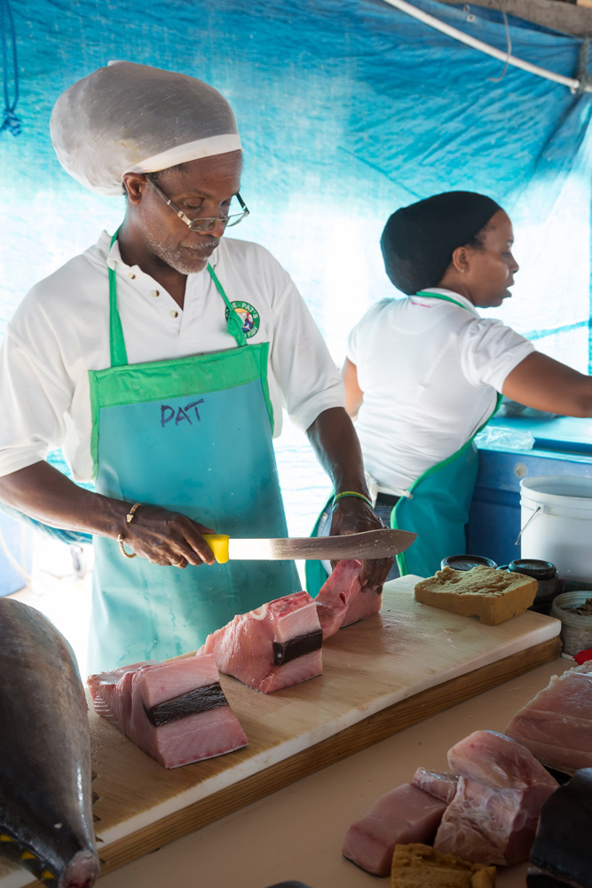 Barbados: Oistins, de plek voor goede vis, te koop op de vismarkt, te eten in vele restaurants