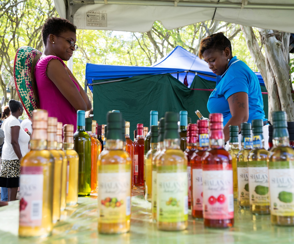 Barbados: Locale likeurtjes proeven in Queen's Park op Barbados. 