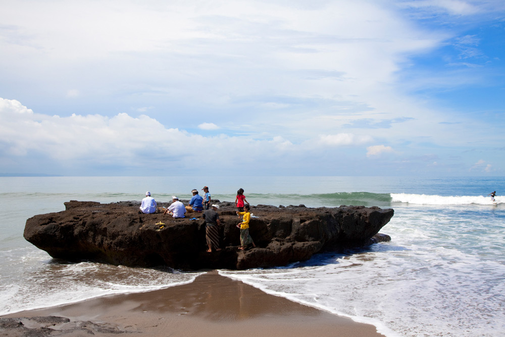 Offeren op een rots in zee, Bali, Indonesie