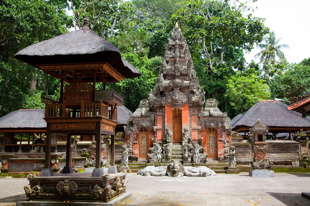 Een tempel in Monkey Forest in Ubud op Bali, Indonesie