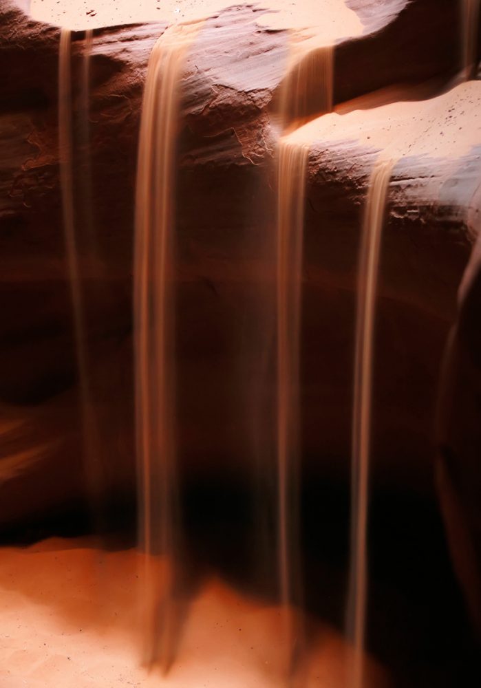 Een 'waterval' van zand in de Upper Antelope Canyon in Utah, Amerika