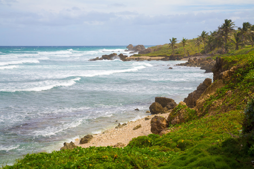 De ruige zuidkust van Barbados, goed voor surfers.