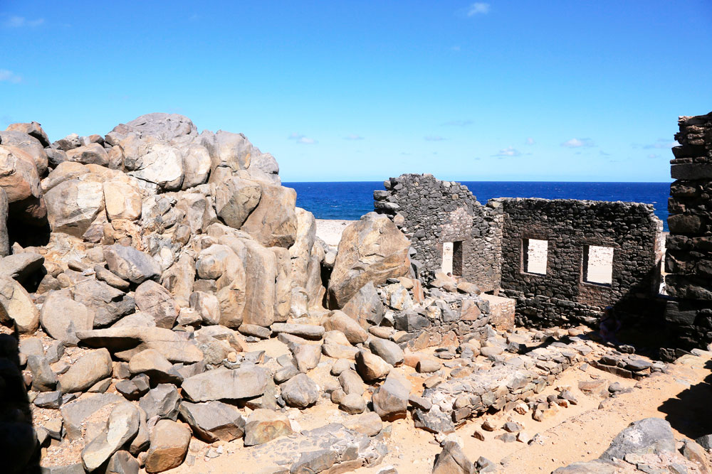 De restanten van een oude goudmolen op Aruba