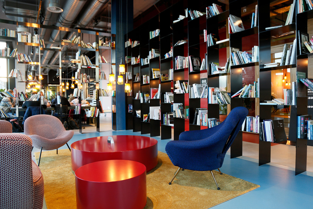 Stedentrip Groningen: loungen in de bibliotheek in The Student Hotel