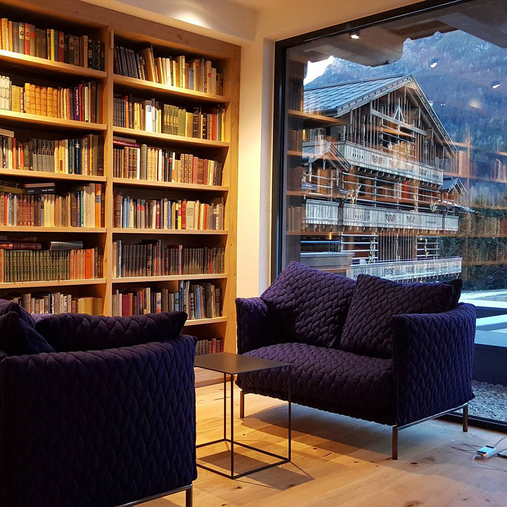 De bibliotheek van Spa-hotel PURADIES in Leogang, Oostenrijk
