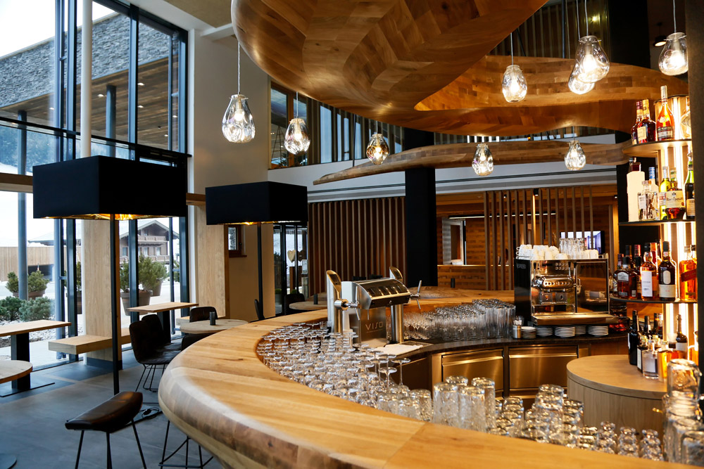 De design-bar van Spa-hotel PURADIES in Leogang, Oostenrijk