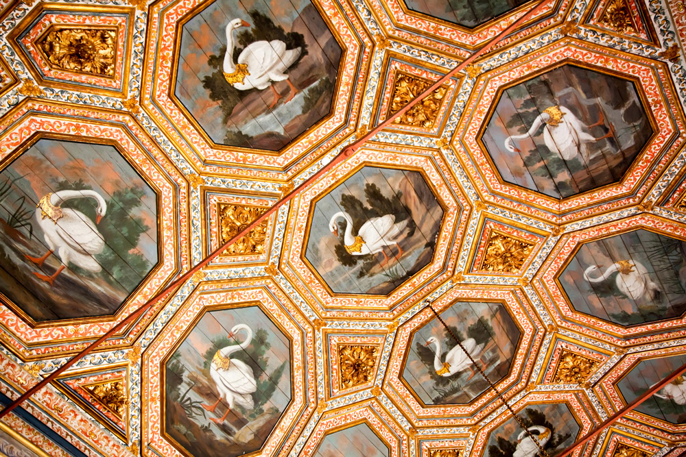 Een van de bont beschilderde plafonds van het Palacio Nacional