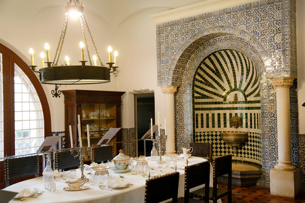 De eetkamer in het paleis Condes de Castro Guimarães 