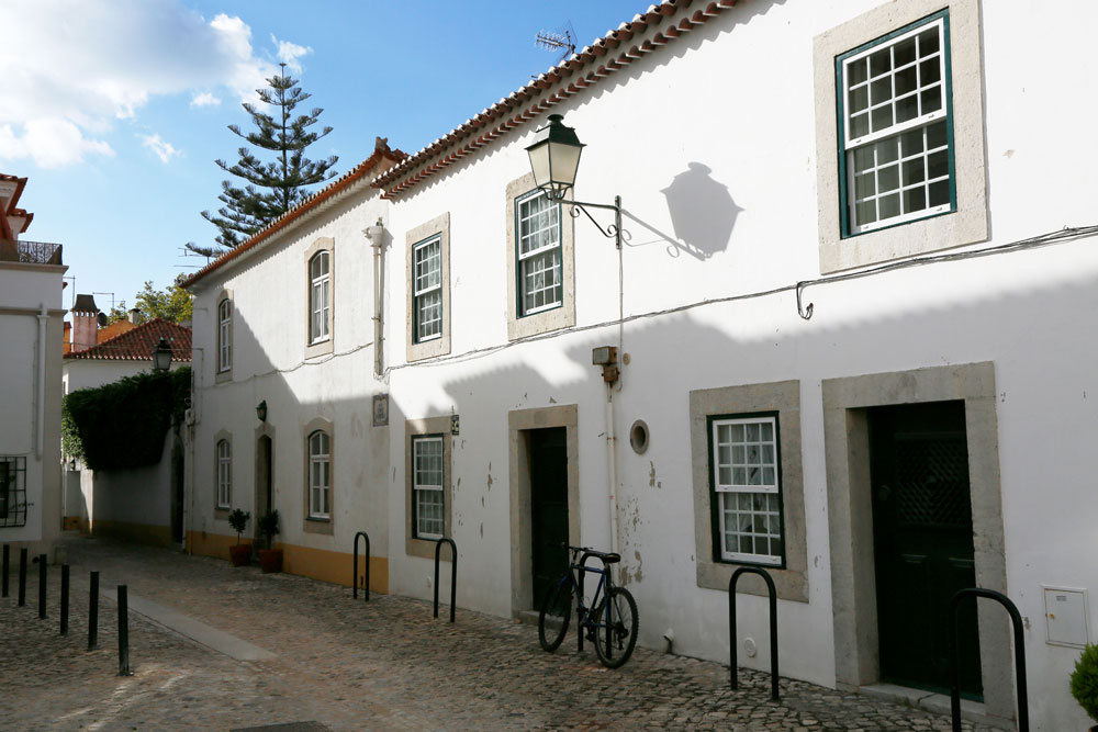 Knusse straatjes in Cascais, Portugal