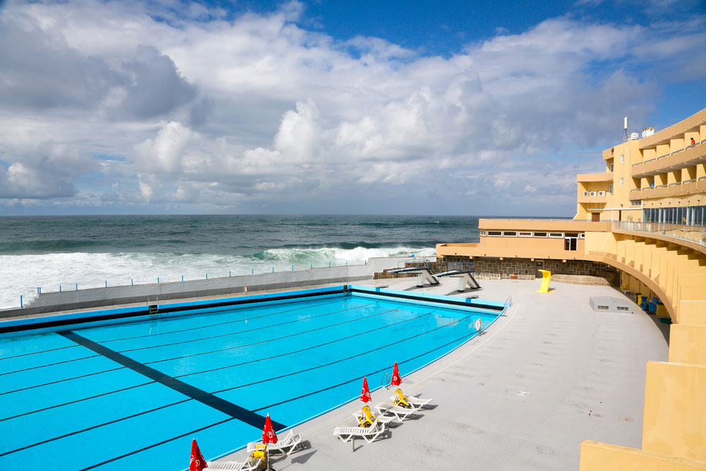 Het 100 meter lange zwembad van het Arribas Sintra hotel in Colares, Portugal