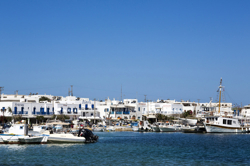 Een paar minuten varen en je bent op Antiparos, Cycladen, eilandhoppen Griekenland