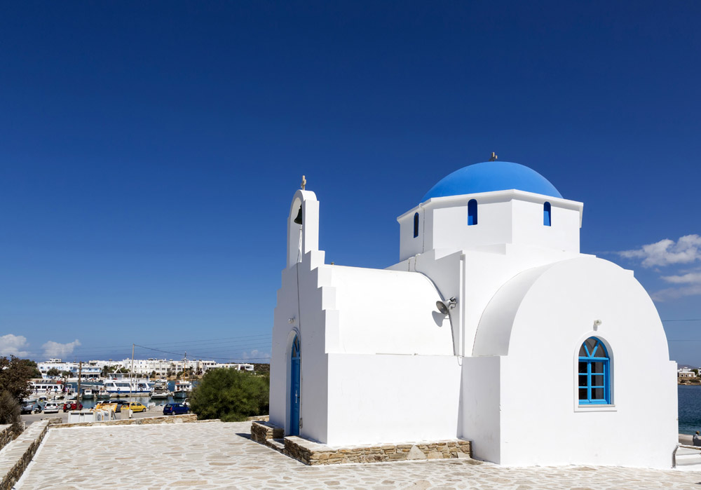 Traditioneel wit en blauw kerkje op Antiparos, Cycladen, eilandhoppen Griekenland